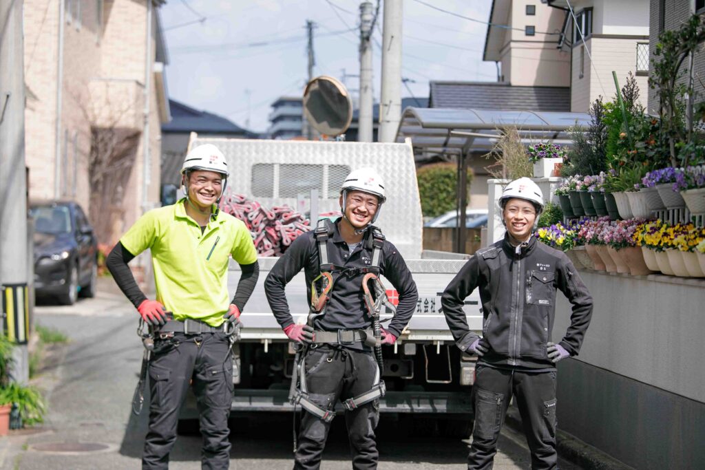 笑顔で並んでいるファーストの職人