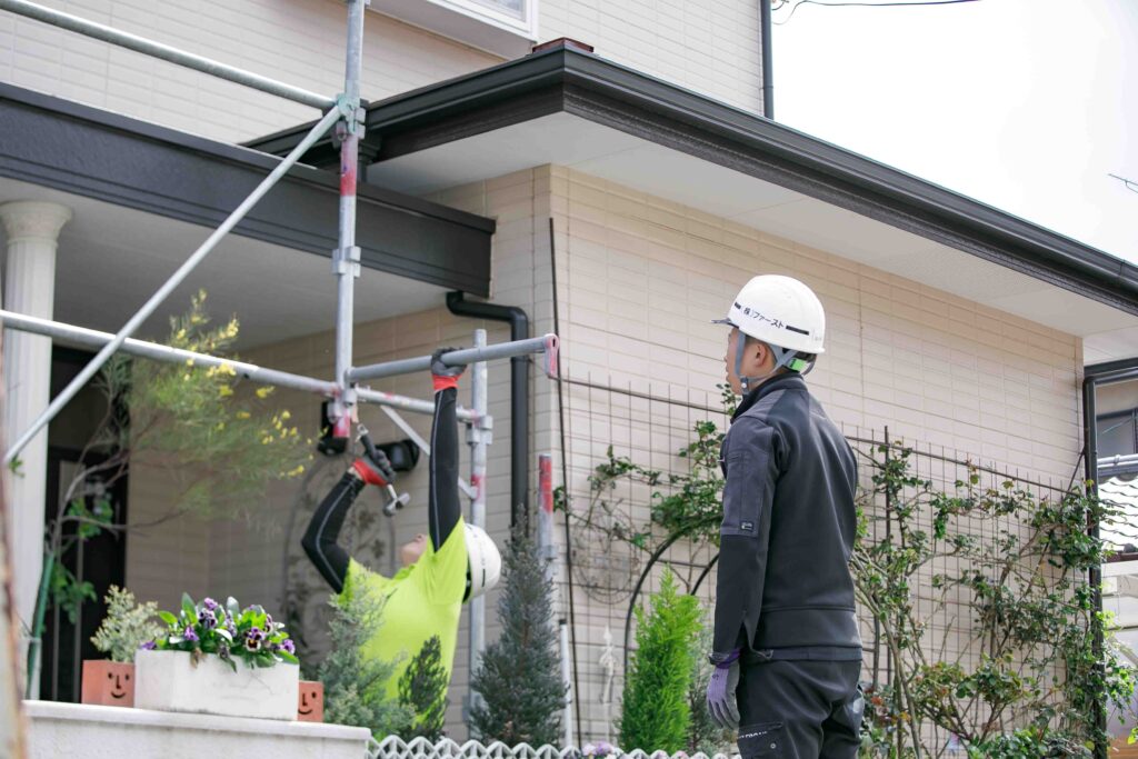 足場作業する職人