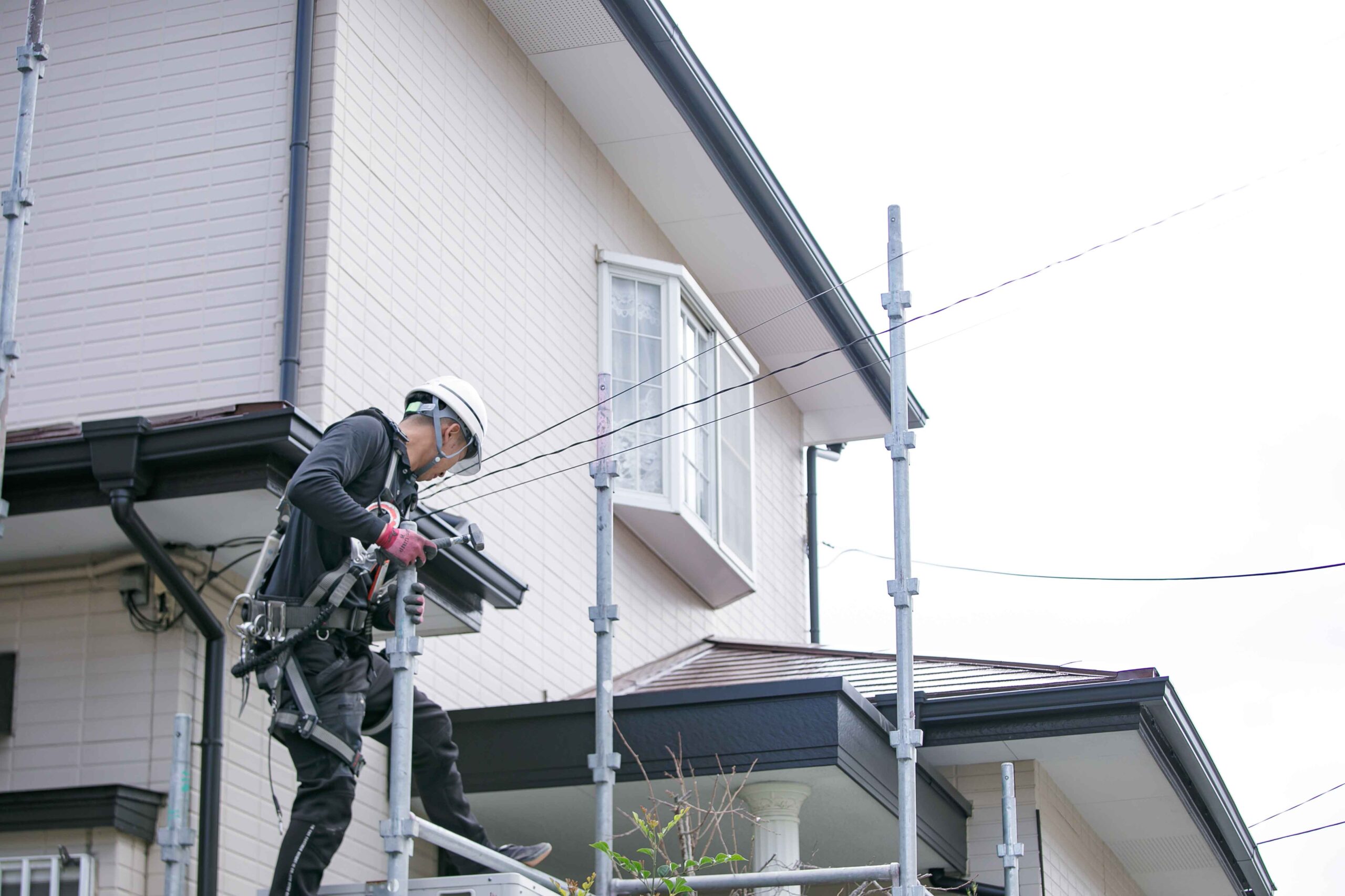 足場工事するファーストの職人